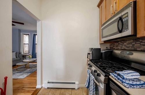 South Side Apartment | Cozy Private Suite w/Driveway Parking & Backyard