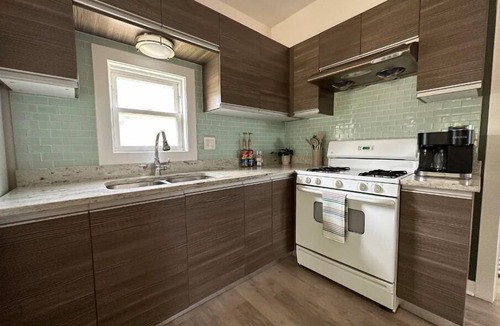 Bridgeport House | Cozy, Quiet, Riverwalk Sanctuary