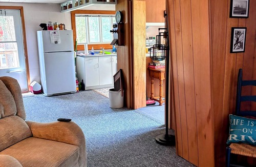 Buffalo Prairie Cabin | Cozy Quiet Water front Cabin for the perfect get away. 5 minutes from town.
