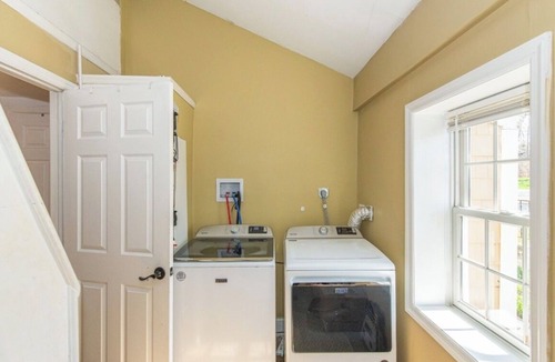 Glasser House | Cozy Ranch Steps from the Lake.