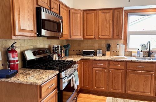 Streamwood House | Cozy retreat in a prime location