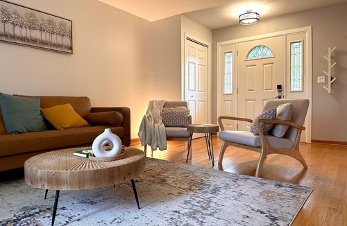 Streamwood House | Cozy retreat in a prime location