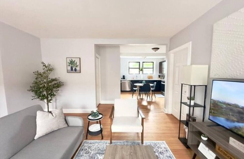 West Ridge Apartment | Cozy Retreat, Prime Location Near Loyola & Beach!