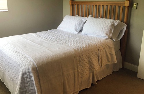 Ottawa Apartment | Cozy retreat quiet close to downtown 2 bedroom can sleep up to four people