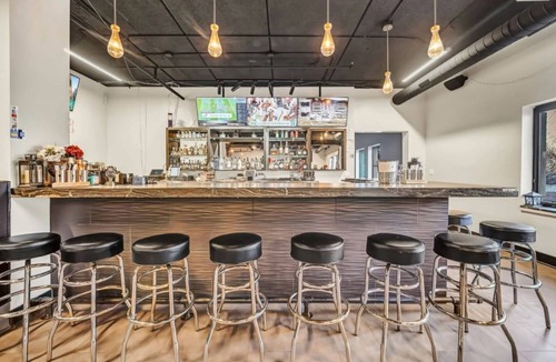 Schaumburg Hotel | "Cozy Rooms with WiFi, Fitness Room & On-Site Restaurant/Bar in Schaumburg "