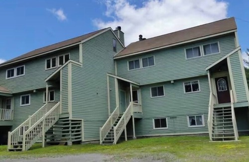 West Dover Ski Chalet | Cozy & Spacious Ski Condo 1 mile from Mount Snow VT
