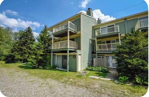 West Dover Ski Chalet | Cozy & Spacious Ski Condo 1 mile from Mount Snow VT