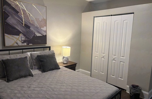 Rogers Park Condo | Cozy Stay in Chicago, 2 Br, Up to 5 People, Free Parking, 32+ Stay