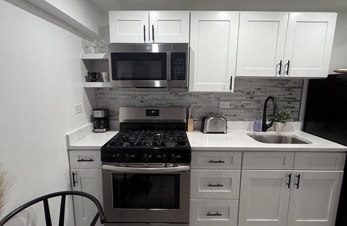 Edgewater Apartment | Cozy studio in Andersonville Chicago