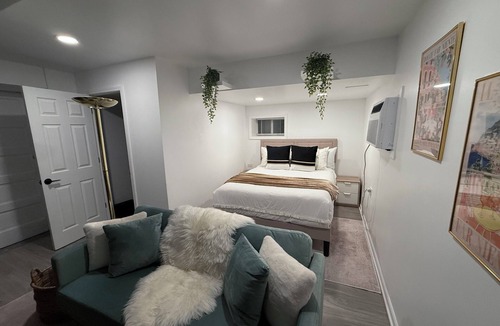 Edgewater Apartment | Cozy studio in Andersonville Chicago
