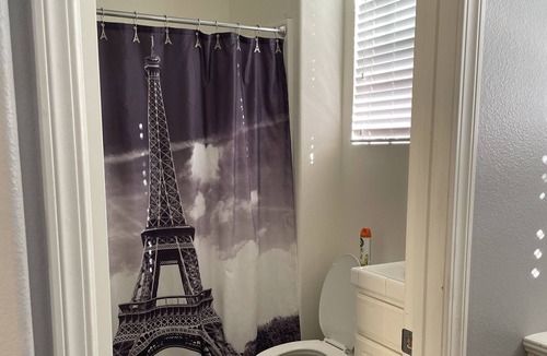 Riverpark Apartment | Cozy Studio minutes from the Collection in Riverpark!