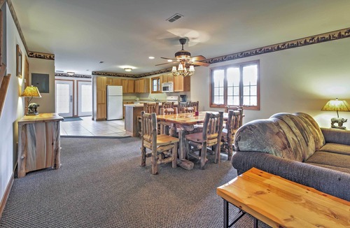 Utica Villa | Cozy Townhome, Half Mi to Starved Rock State Park!