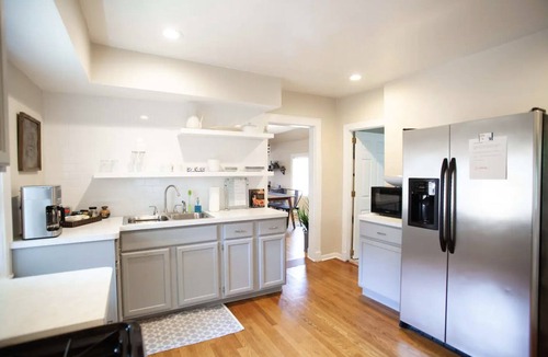 Forest Park House | Cozy Two Bedroom Apartment in Downtown Forest Park