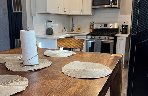 Gage Park Apartment | Cozy Urban Retreat Near Midway – Perfect for Travelers!