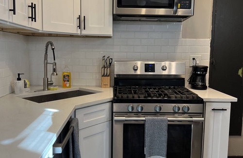 Gage Park Apartment | Cozy Urban Retreat Near Midway – Perfect for Travelers!