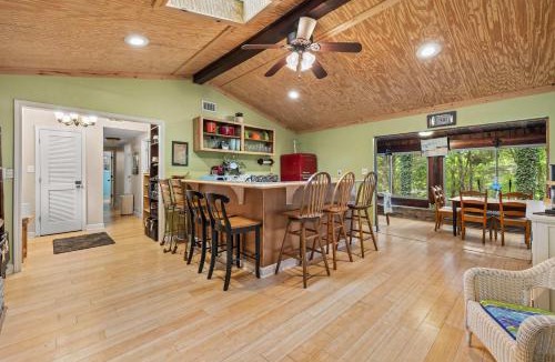 Green Hill House | Cozy waterfront cabin with fire pit