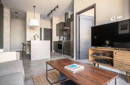West Loop Apartment | Cozy West Loop 1BR w/Pool, Gym, nr. Restaurant Row, by Blueground