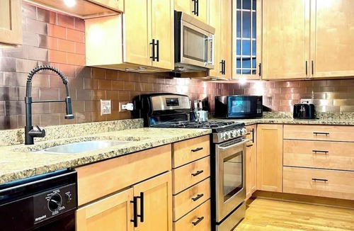 West Town Condo | Cozy Wicker Park Home with Movie Room