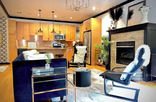 West Town Condo | Cozy Wicker Park Home with Movie Room