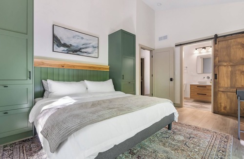 Sunnyland House | Cozy wooded retreat just minutes from town