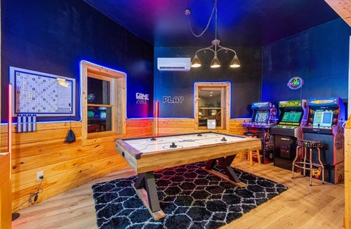 Beech Mountain Villa | Creekside Log Cabin with Hot Tub & Arcade Games