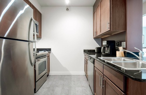 Downtown Chicago Apartment | Crisp Loop 1BR w/Pool, Gym, near Theatre District, by Blueground