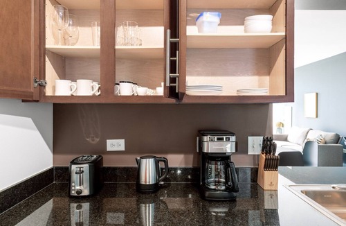 Downtown Chicago Apartment | Crisp Loop 1BR w/Pool, Gym, near Theatre District, by Blueground