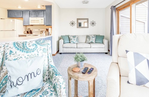 The Galena Territory Villa | Cute & Cozy Golf Villa, King Bed, Wood Fireplace, Near Spa, Trails