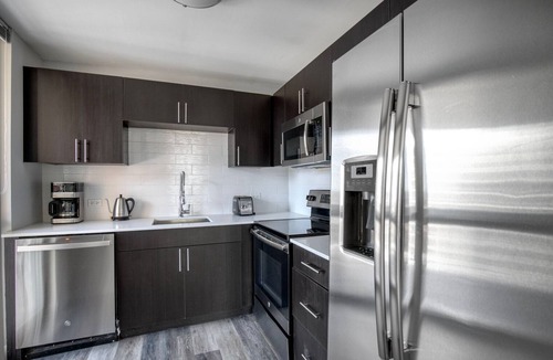 Rush and Division Apartment | Cute Gold Coast 2BR w/Outdoor Terrace, nr Beach & L, by Blueground