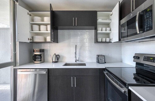 Rush and Division Apartment | Cute Gold Coast 2BR w/Outdoor Terrace, nr Beach & L, by Blueground