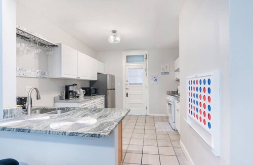 Ducktown Apartment | Dalia Flat - Sleeps 10 - 10 minutes to Downtown