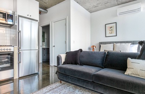 Near North Side Apartment | Dapper River North Studio w/Gym, Pool, near L stop, by Blueground