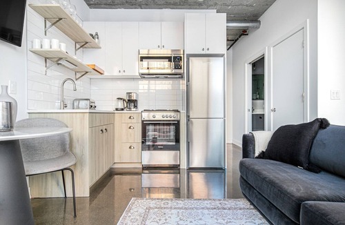 Near North Side Apartment | Dapper River North Studio w/Gym, Pool, near L stop, by Blueground