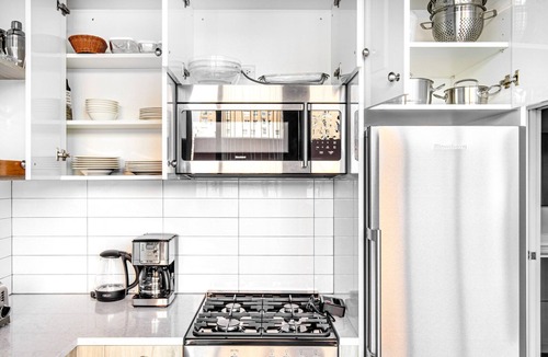 Near North Side Apartment | Dapper River North Studio w/Gym, Pool, near L stop, by Blueground