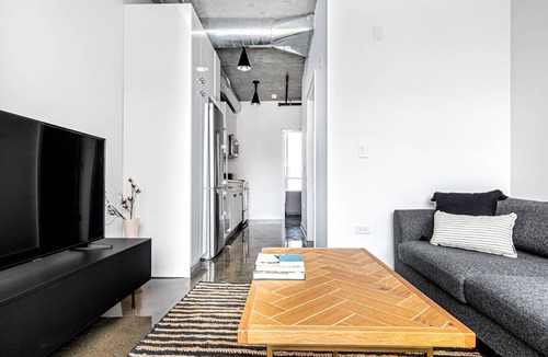 Near North Side Apartment | Darling River North 1BR w/Gym, Pool, near L stop & Beach, by Blueground
