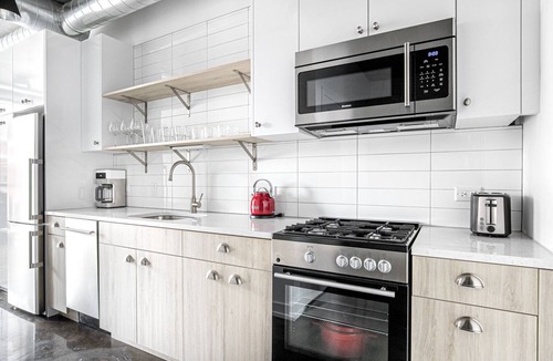 Near North Side Apartment | Darling River North 1BR w/Gym, Pool, near L stop & Beach, by Blueground