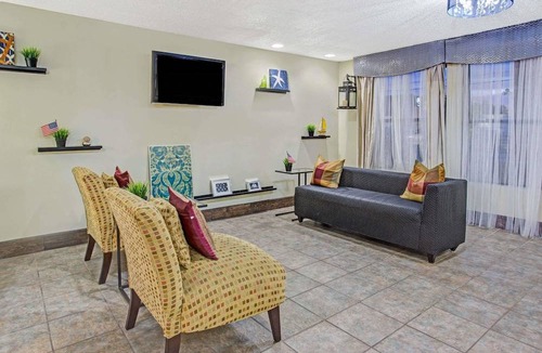 Lake Bluff Hotel | Days Inn by Wyndham Great Lakes - N. Chicago