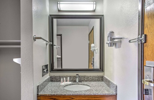 Le Roy Hotel | Days Inn by Wyndham Le Roy/Bloomington Southeast