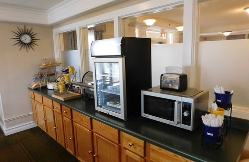 Arlington Heights Hotel | Days Inn & Suites by Wyndham Arlington Heights