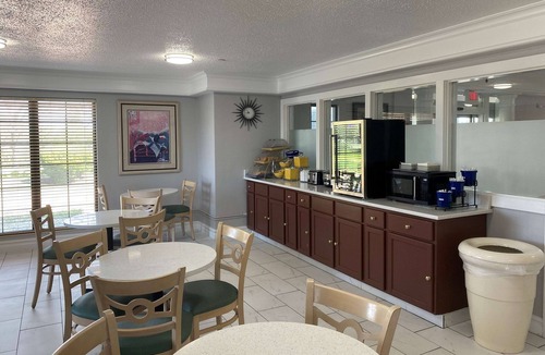 Arlington Heights Hotel | Days Inn & Suites by Wyndham Arlington Heights