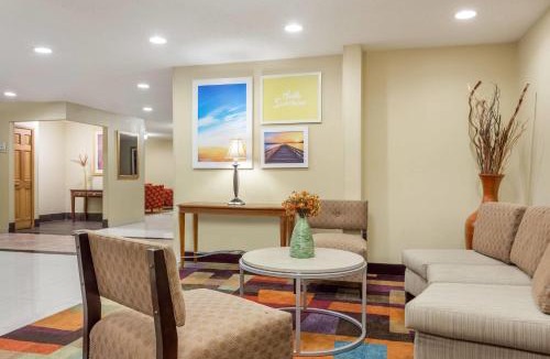 Bloomington Hotel | Days Inn & Suites by Wyndham Bloomington/Normal IL