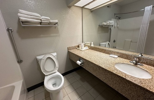 Casey Hotel | Days Inn & Suites by Wyndham Casey