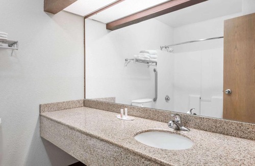 Casey Hotel | Days Inn & Suites by Wyndham Casey