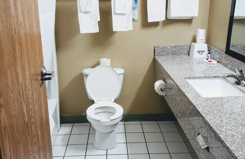 Morris Hotel | Days Inn & Suites by Wyndham Morris/I-80