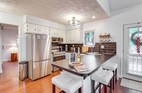 Albrightsville Cottage | Deck, Fire Pit & Pool Access: Pennsylvania Home!