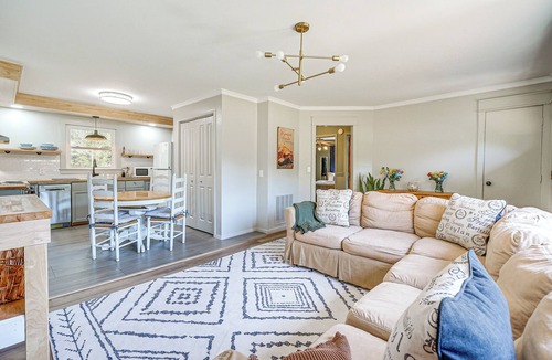 Myrtle Grove Cottage | Deck & Spacious Yard! Wilmington Gem on Half-Acre