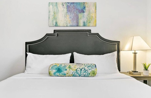 North Center Apartment | Decorated 1BR Apt, Natural Light, Comfy King Beds