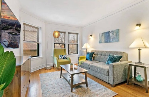 North Center Apartment | Decorated 1BR Apt, Natural Light, Comfy King Beds