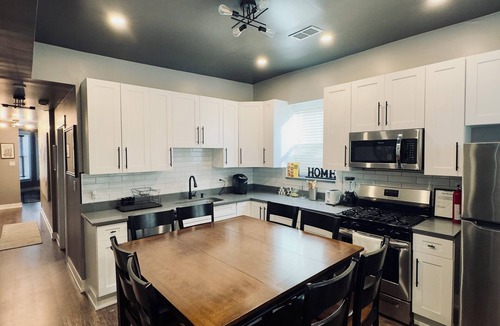 North Lawndale Apartment | Delightful 4-bedroom apartment in Chicago with AC