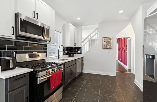 Avalon Park House | Delightful 5-bedroom house with AC in vibrant Chicago